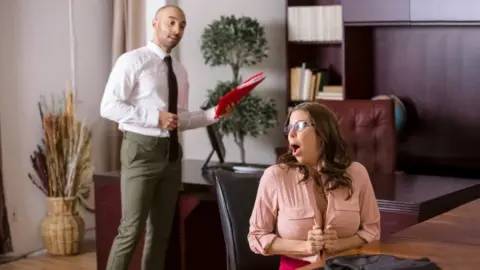 Gizli Çektiği Domalan Liseliye Sikini Hızlıca Sokup Çıkarıyor